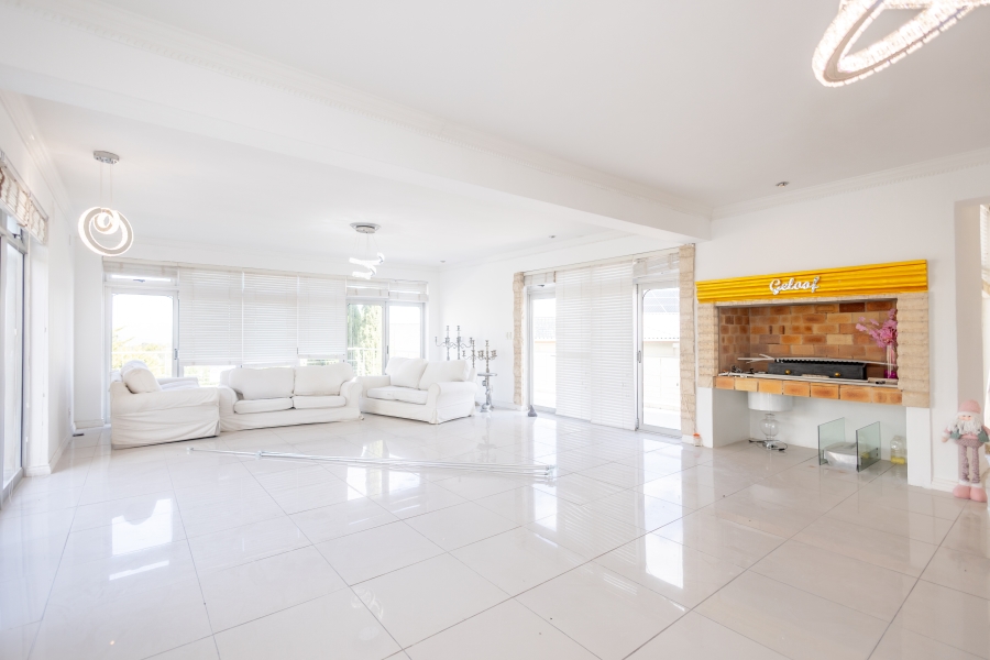 6 Bedroom Property for Sale in Fairway Heights Western Cape